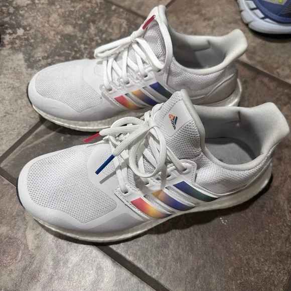 adidas gazelle silver green womens adidas ULTRABOOST 22 Running Shoes | Triple White main image 1